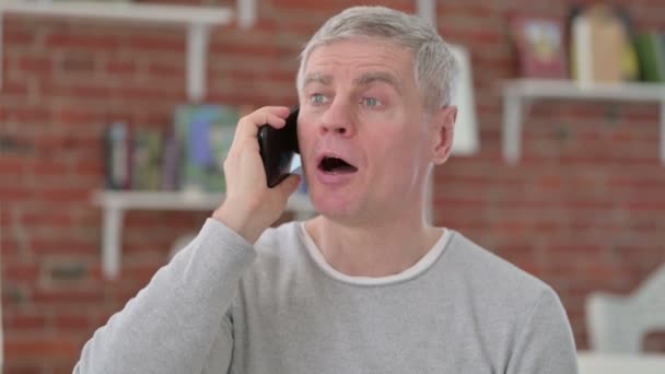 Veselý starší muž mluví na smartphonu — Stock video