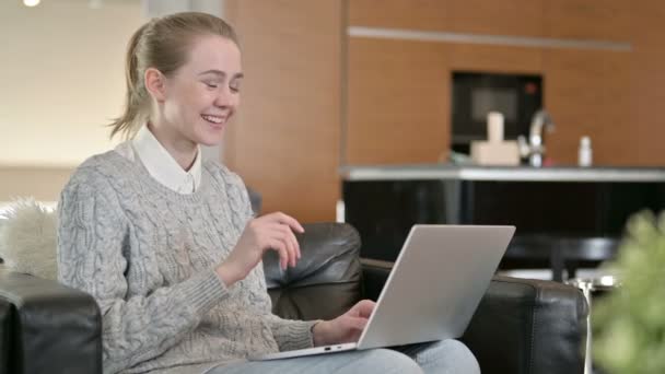Mujer joven haciendo Video Chat en el ordenador portátil en casa — Vídeos de Stock