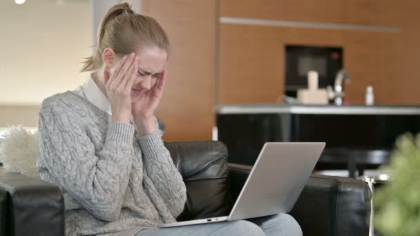 Stanco Giovane donna con mal di testa di lavoro n computer portatile a casa — Video Stock