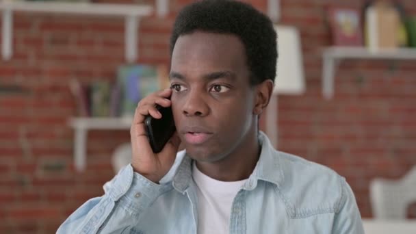 Afrikanska Man talar på smartphone — Stockvideo