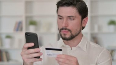 Genç İşadamı Smartphone 'da Çevrimiçi Ödeme Yapıyor