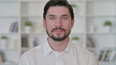 Neşeli Genç İşadamı El sallıyor, Merhaba 
