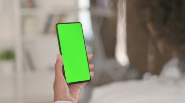 Krom Ekranlı Akıllı Telefon kullanan Afrikalı Kadın Arka Görünümü 