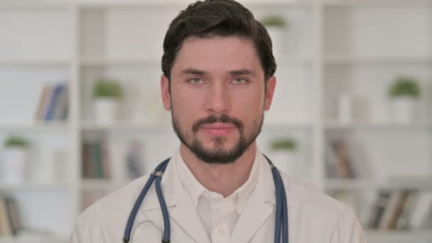 Alegre joven doctor sonriendo a la cámara — Vídeos de Stock