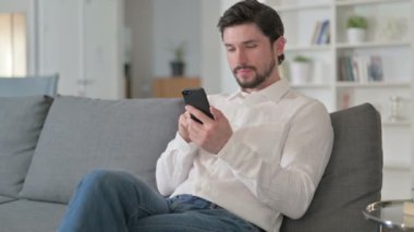 Akıllı Telefondaki Başarıyı Kutlayan Hırslı Genç İş Adamı