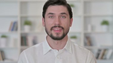 Genç İşadamı Parmak Gösterip Davet Ediyor 