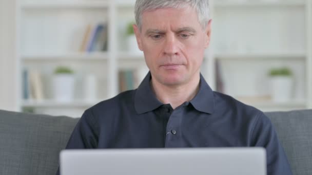 Empresario de mediana edad celebrando el éxito en el ordenador portátil — Vídeo de stock
