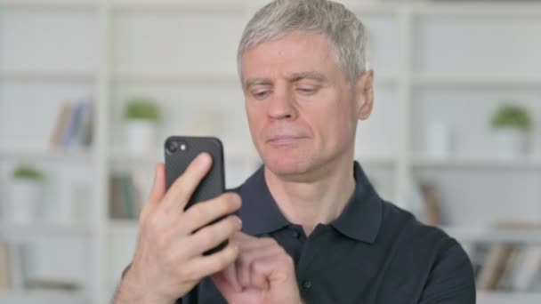 Rilassato uomo d'affari di mezza età utilizzando Smartphone — Video Stock