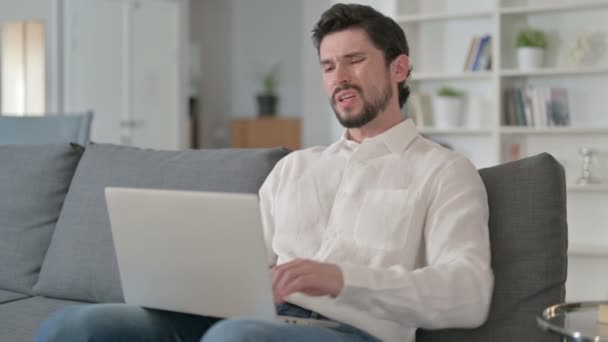 在家里背痛的笔记本电脑上工作的疲惫的商人 — 图库视频影像