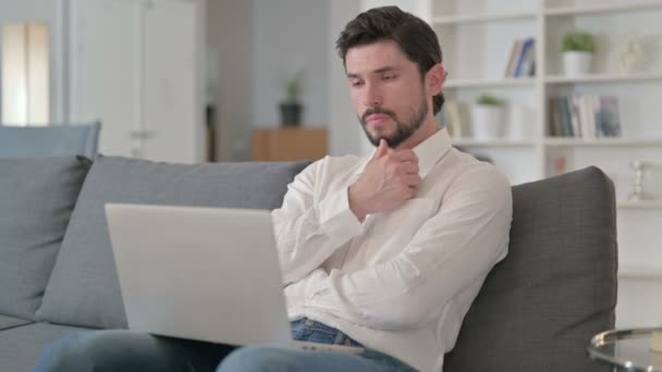 Profissional Empresário Pensando e Trabalhando no Laptop em casa — Vídeo de Stock