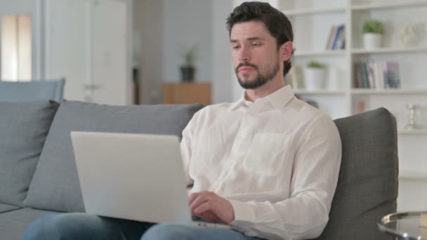 Empresário exausto trabalhando no laptop e tosse em casa — Vídeo de Stock