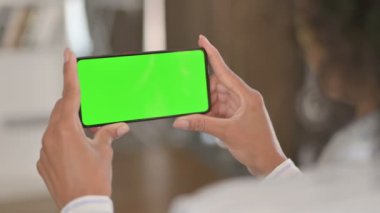 Krom Ekranlı Akıllı Telefon İzleyen Afrikalı Kadın Arka Görünümü 