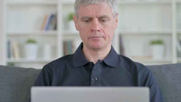 Moyen Age Homme d'affaires avec ordinateur portable regardant la caméra — Video