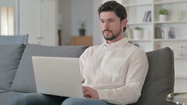 Hardwerkende jonge zakenman met laptop met nekpijn thuis — Stockvideo