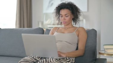 Ev Bilgisayarında Başarı Kutlaması Yapan Heyecanlı Afrikalı Kadın 