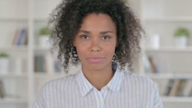 Başarı Kutlaması İçin Heyecanlı Afrikalı Kadın