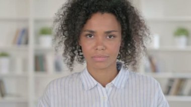 Hasta Afrikalı Kadın Öksürüyor.