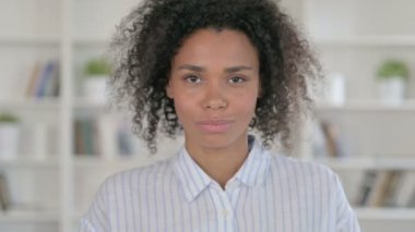 Gülümseyen Afrikalı Kadın Kameraya Bakıyor 