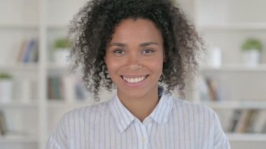 Neşeli Afrikalı Kadın Kameraya el sallıyor 