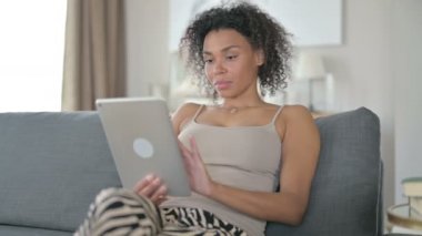 Evde Tablette Başarı Kutlaması Yapan Çekici Afrikalı Kadın 