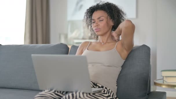 Femme africaine fatiguée avec ordinateur portable ayant la douleur au cou à la maison — Video