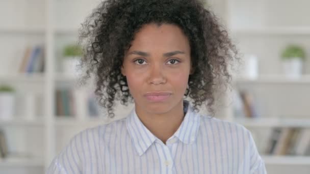 Hayal kırıklığına uğramış Afrikalı Kadın Başparmaklarını Yutuyor — Stok video