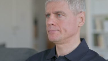 Ciddi Orta Çağ İş Adamı Kameraya Bakıyor