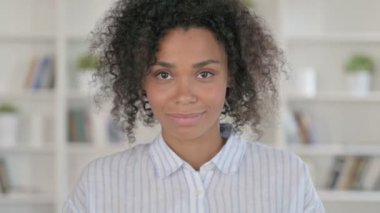 Parmakla işaret eden Afrikalı Kadın