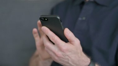 Akıllı Telefon Kullanan Adamın Elleri 'nin Kapanışı