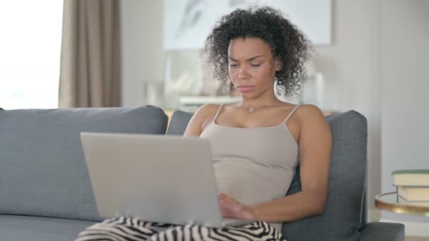 Verlies, Afrikaanse vrouw reageert op mislukking op laptop thuis — Stockvideo