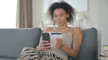 Akıllı Telefon 'da Afrikalı Kadının Evde Başarılı Çevrimiçi Ödemesi 
