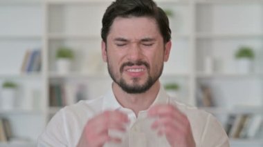 Yorgun genç iş adamının başı ağrıyor.