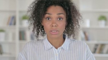 Hayal kırıklığına uğramış Afrikalı Kadın Öfkeli 