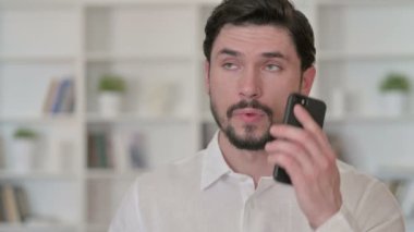 Neşeli Genç İş Adamı Akıllı Telefonla Konuşuyor 