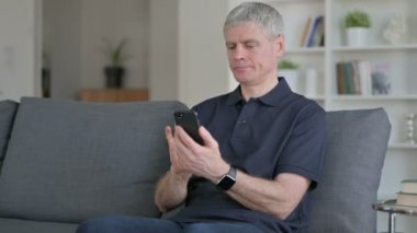 Orta Çağ İşadamı Smartphone 'da Kayıp 