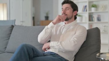 Düşünceli Genç İş Adamı Evinde Düşünüyor 