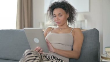 Afrikalı Kadın Evde Tabletteki Başarısızlığa Tepki Veriyor 