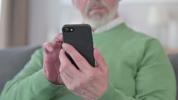 Smartphone kullanan yaşlı adamın ellerine yaklaş. — Stok video