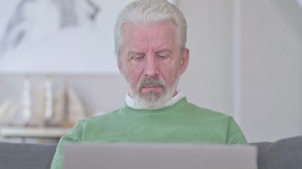 Dizüstü bilgisayarı olan yaşlı iş adamı boyun ağrısı çekiyor. — Stok video
