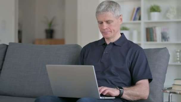 Alegre hombre de negocios de mediana edad con el ordenador portátil haciendo pulgares hacia arriba — Vídeo de stock