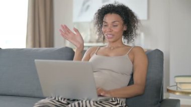 Ev bilgisayarında video görüşmesi yapan profesyonel Afrikalı kadın. 
