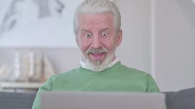 Üst düzey eski iş adamı laptopta video görüşmesi yapıyor. 