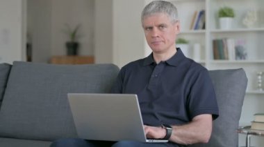 Odaklanmış Orta Çağ İşadamı Laptop ile Parmağı İşaret Ediyor 