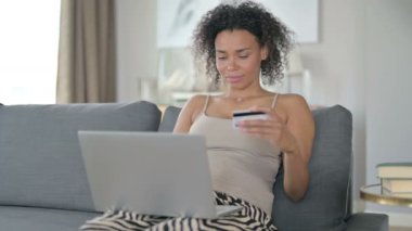 Evdeki Afrikalı Kadın için Bilgisayarda Çevrimiçi Ödeme Başarı 