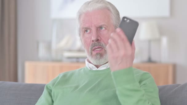 Χαρούμενος ηλικιωμένος επιχειρηματίας που μιλάει στο Smartphone — Αρχείο Βίντεο