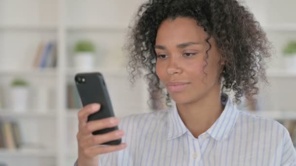 Atractiva mujer africana usando teléfono inteligente — Vídeos de Stock