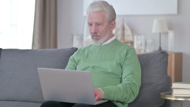 Professionell äldre affärsman som använder laptop hemma — Stockvideo