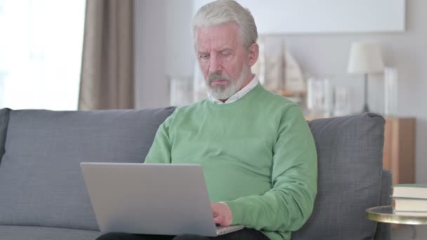Hombre de negocios de edad avanzada con el ordenador portátil que muestra ningún signo con dedo — Vídeos de Stock