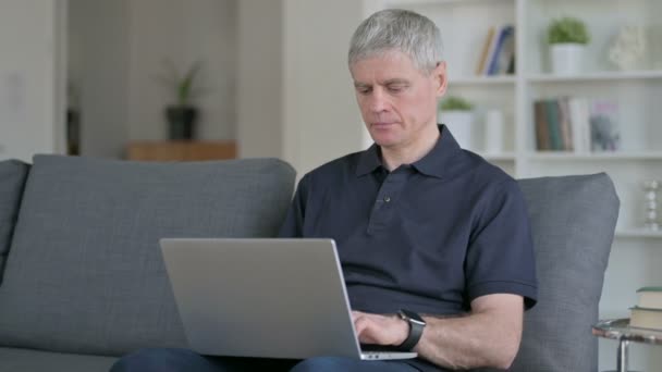 Moyen Age Homme d'affaires avec ordinateur portable regardant la caméra — Video