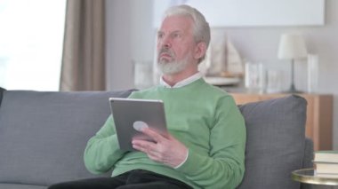 Evde Tablet kullanan Düşünceli Yaşlı İş Adamı 
